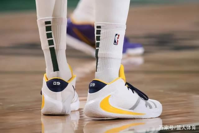 切尔西女足前锋科尔官宣自己与女友梅维斯已怀孕