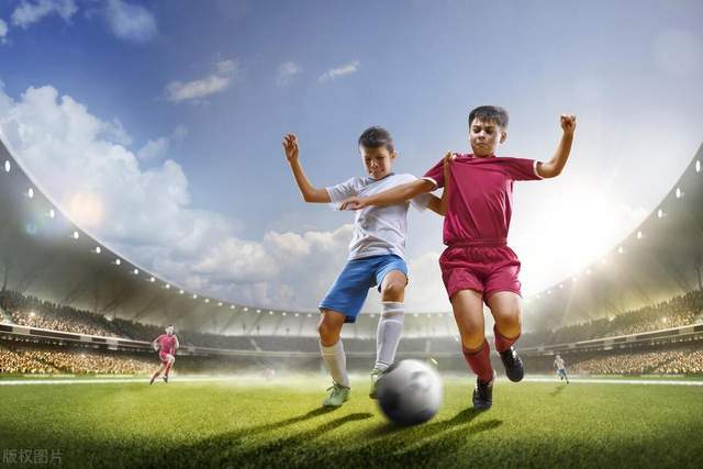 周琦扭伤膝盖痛苦倒地 被担架抬出球场