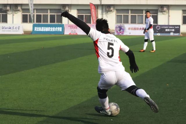 周琦14+16广东轻取首钢夺9连胜 曾凡博11+7